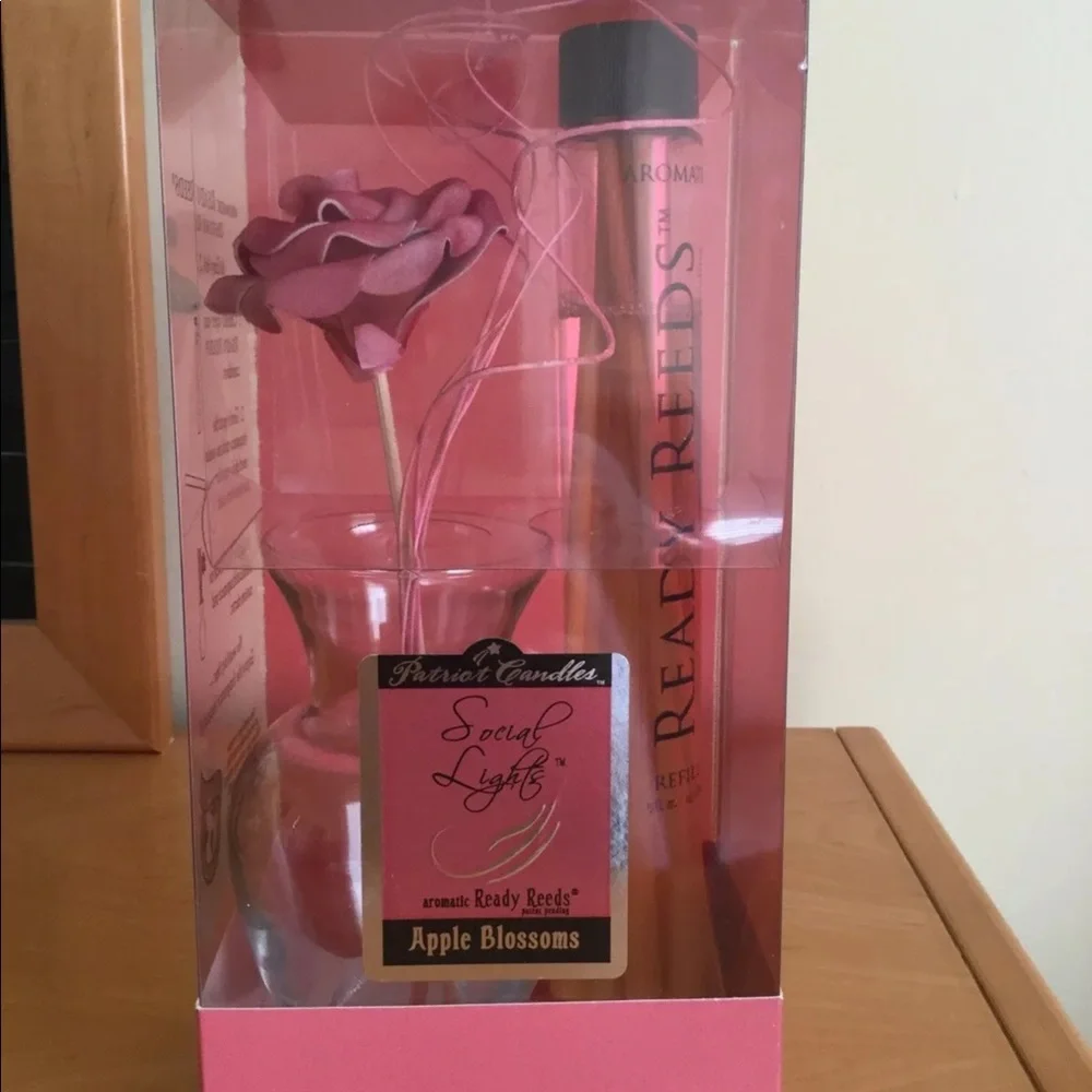 Apple blossom reed diffuser with vase and reeds 10 oz By Patriot candles